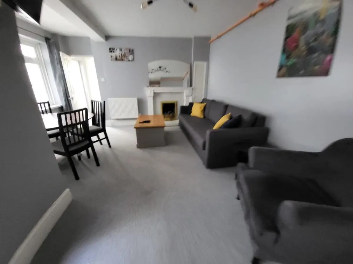 Walk To The Beach! Flat-For-6 Central Swansea Apartment 0*,  United Kingdom