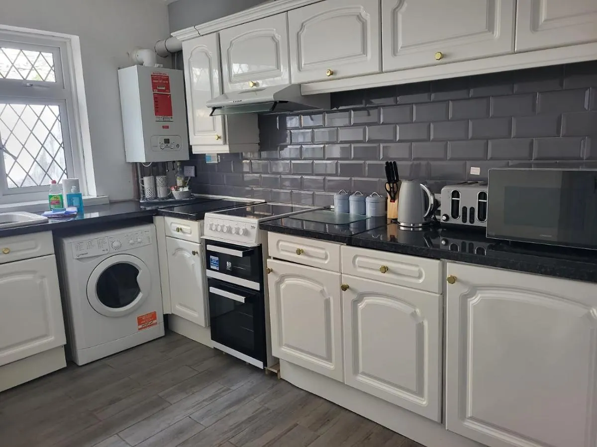 Walk To The Beach! Flat-For-6 Central Swansea Apartment